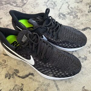 Nike Zoom, women’s size 9. Never worn.